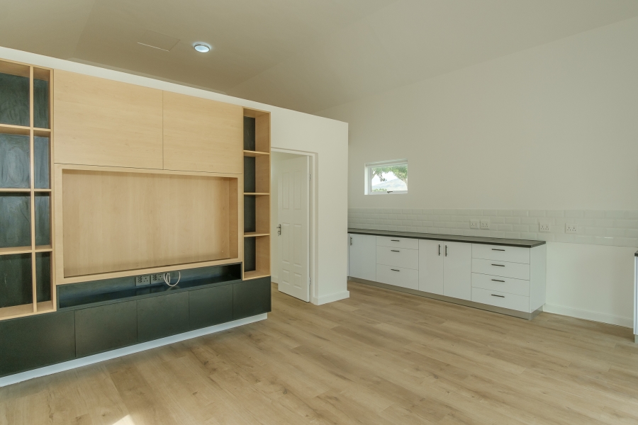 6 Bedroom Property for Sale in Meadowsteads Western Cape